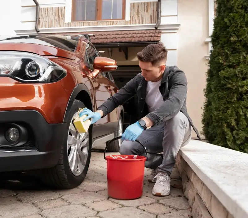 Lavage auto à domicile Bussière-Dunoise : professionnel intervenant sur un véhicule